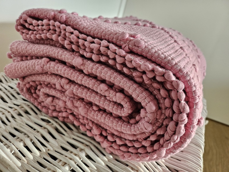 (Esgotado) Tapete artesanal rosa bebé 100% algodão - 150 x 200 cm (Esgotado) Tapete artesanal rosa bebé 100% algodão - 150 x 200 cm